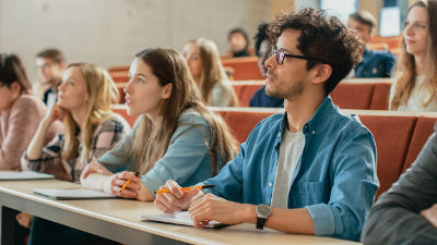 Jeune suivant des études grâce à un prêt