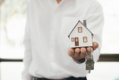 Les parents peuvent aider financièrement leur enfant pour l'achat d'un bien immobilier.