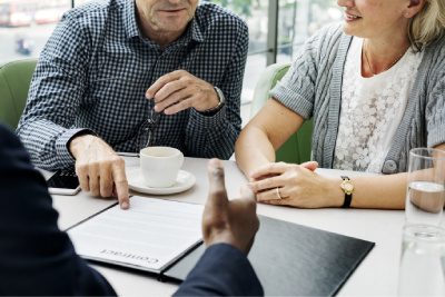 Couple qui contracte un crédit à la consommation